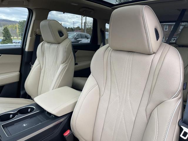 Photo of 2025 Platinum White Pearl Acura MDX