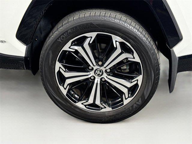 Photo of 2022 Blizzard Pearl/Midnight Black Metallic Toyota RAV4 Prime
