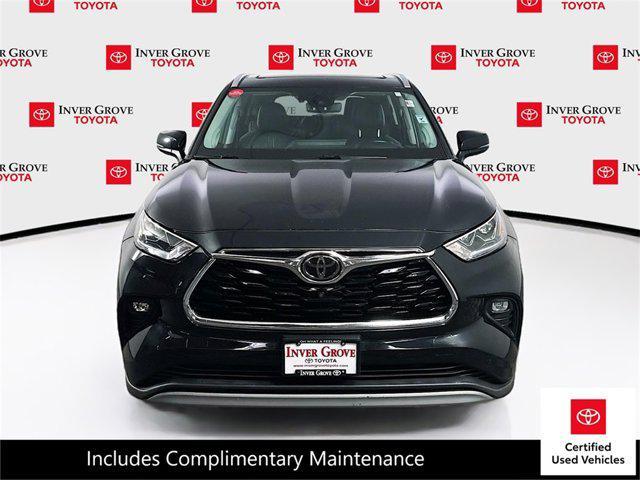 Photo of 2021 Midnight Black Metallic Toyota Highlander