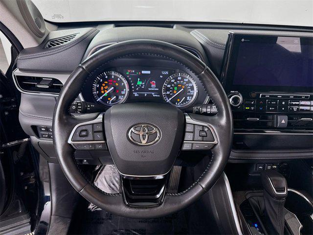 Photo of 2021 Midnight Black Metallic Toyota Highlander