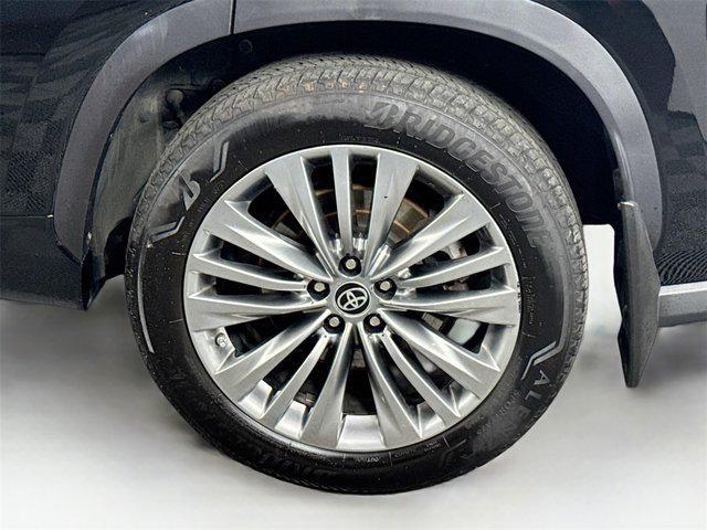 Photo of 2021 Midnight Black Metallic Toyota Highlander