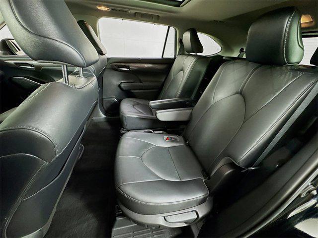 Photo of 2021 Midnight Black Metallic Toyota Highlander