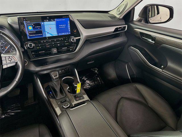Photo of 2021 Midnight Black Metallic Toyota Highlander