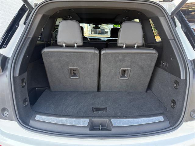Photo of 2023 Crystal White Tricoat Cadillac XT6