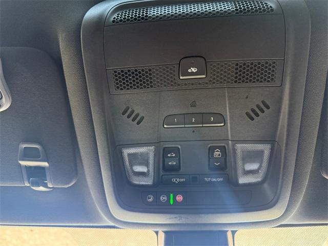Photo of 2023 Crystal White Tricoat Cadillac XT6