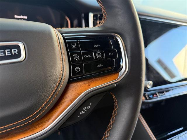 Photo of 2023 Diamond Black Crystal Pearlcoat Jeep Grand Wagoneer