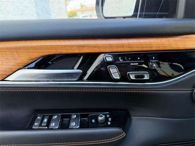 Photo of 2023 Diamond Black Crystal Pearlcoat Jeep Grand Wagoneer