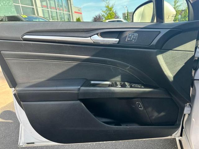 Photo of 2019 White Platinum Metallic Tri-Coat Ford Fusion Hybrid