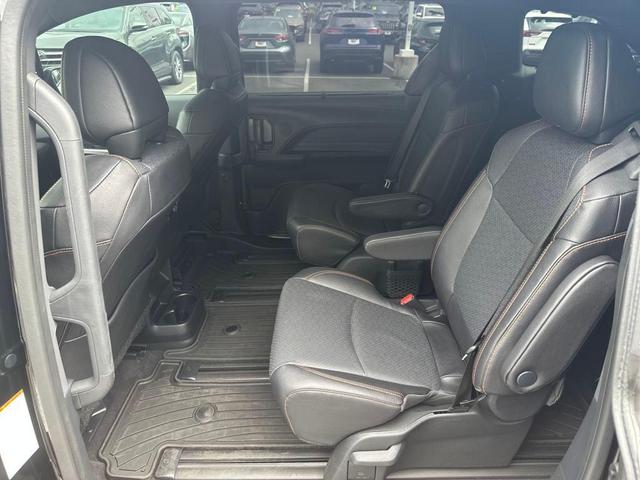 Photo of 2024 Midnight Black Metallic Toyota Sienna