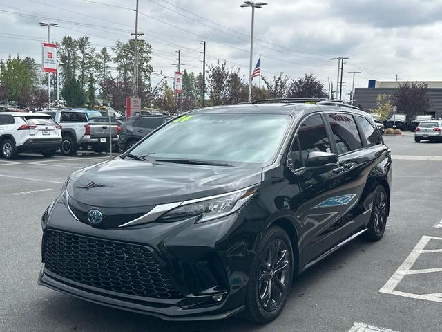 Photo of 2024 Midnight Black Metallic Toyota Sienna