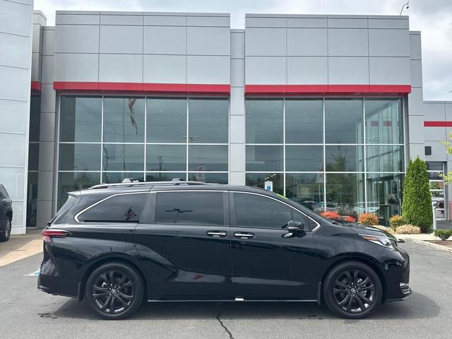 Photo of 2024 Midnight Black Metallic Toyota Sienna