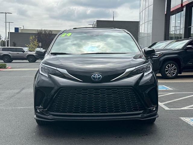 Photo of 2024 Midnight Black Metallic Toyota Sienna