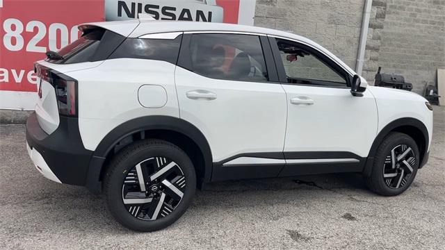 Photo of 2025 Aspen White Tricoat Nissan Kicks