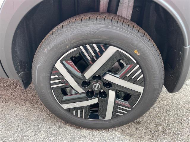 Photo of 2025 Aspen White Tricoat Nissan Kicks