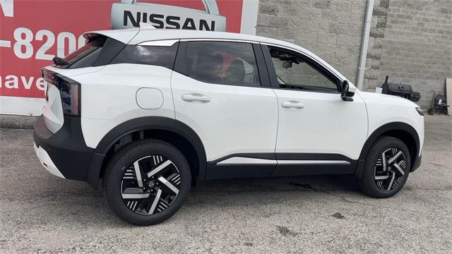 Photo of 2025 Aspen White Tricoat Nissan Kicks