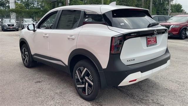 Photo of 2025 Aspen White Tricoat Nissan Kicks