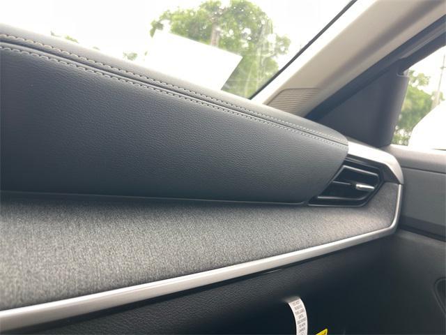 Photo of 2025 Aspen White Tricoat Nissan Kicks