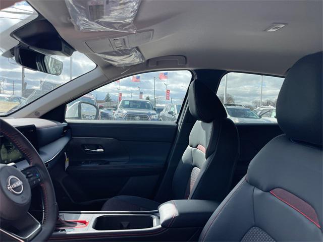 Photo of 2025 Aspen White Tricoat Nissan Kicks