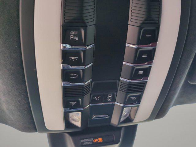 Photo of 2017 White Porsche Macan