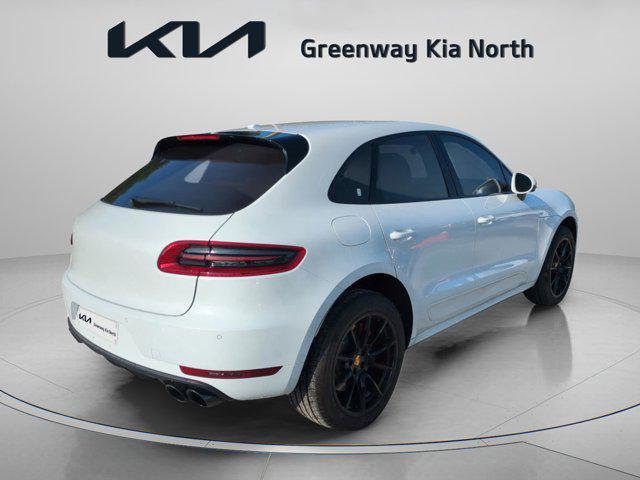Photo of 2017 White Porsche Macan
