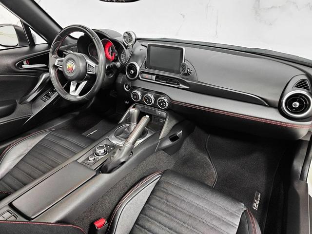Photo of 2018 Puro White Tri-Coat Pearl FIAT 124 Spider