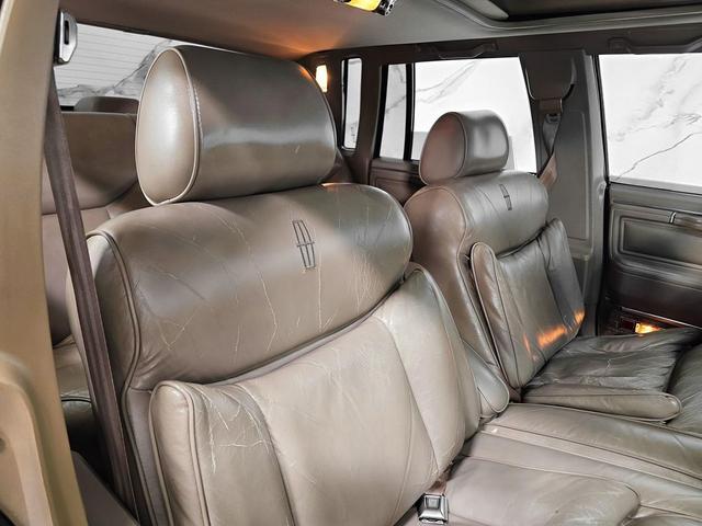 Photo of 1989 Tan Lincoln Town Car