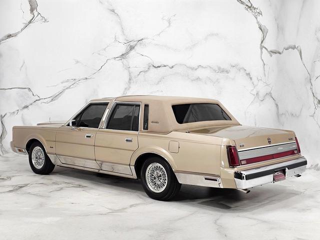 Photo of 1989 Tan Lincoln Town Car