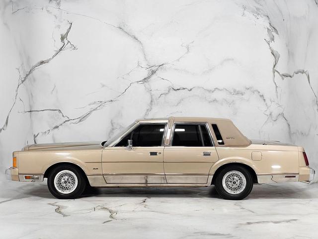 Photo of 1989 Tan Lincoln Town Car