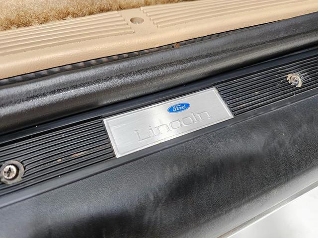 Photo of 1989 Tan Lincoln Town Car