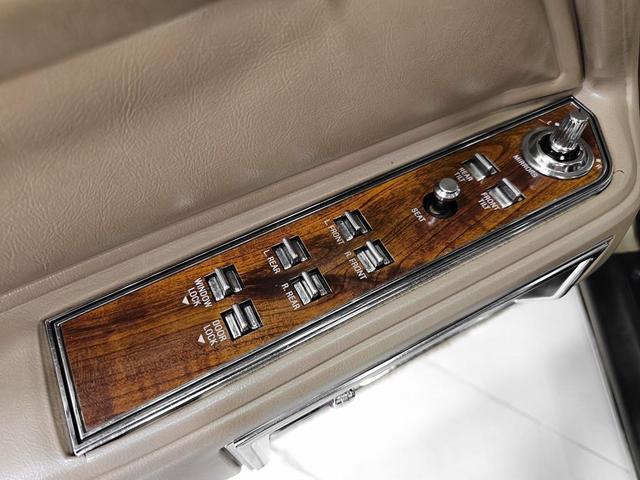 Photo of 1989 Tan Lincoln Town Car
