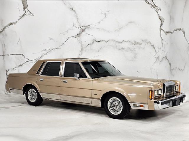 Photo of 1989 Tan Lincoln Town Car