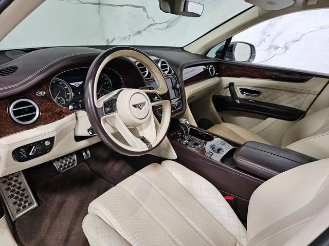 Photo of 2017 Hallmark Metallic Bentley Bentayga