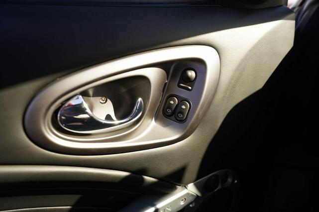 Photo of 2006 Snow Shadow Gray Aston Martin V12 Vanquish