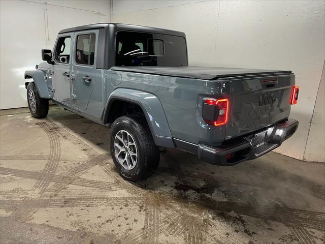 Photo of 2024 Anvil Clear Coat Jeep Gladiator