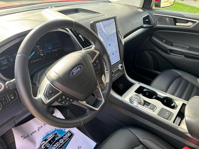 Photo of 2022 Rapid Red Metallic Tinted Clearcoat Ford Edge