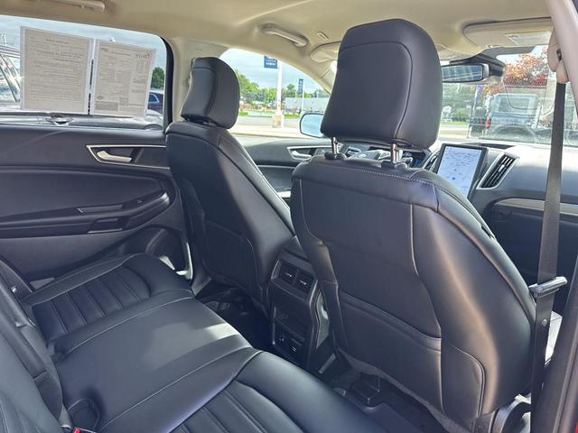 Photo of 2022 Rapid Red Metallic Tinted Clearcoat Ford Edge