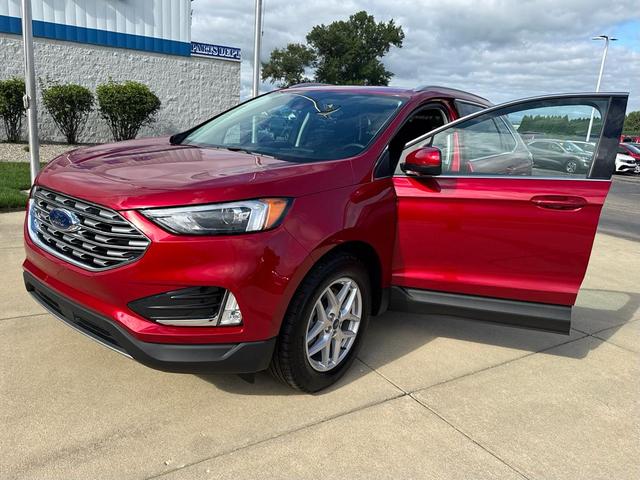 Photo of 2022 Rapid Red Metallic Tinted Clearcoat Ford Edge