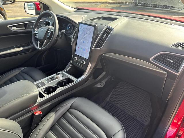 Photo of 2022 Rapid Red Metallic Tinted Clearcoat Ford Edge