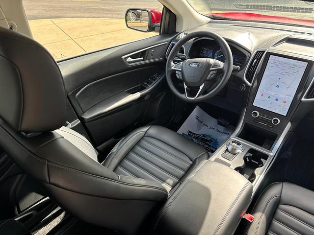 Photo of 2022 Rapid Red Metallic Tinted Clearcoat Ford Edge