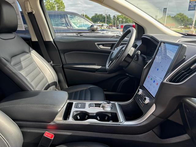Photo of 2022 Rapid Red Metallic Tinted Clearcoat Ford Edge