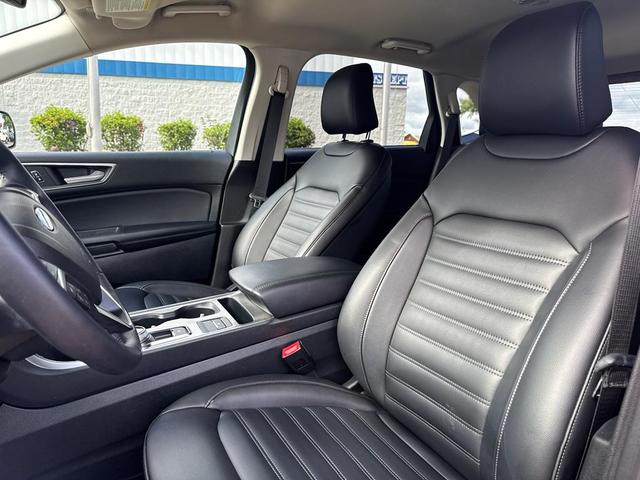 Photo of 2022 Rapid Red Metallic Tinted Clearcoat Ford Edge