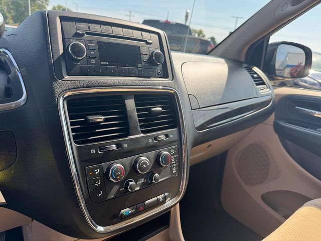 Photo of 2014 Cashmere/Sandstone Pearlcoat Dodge Grand Caravan