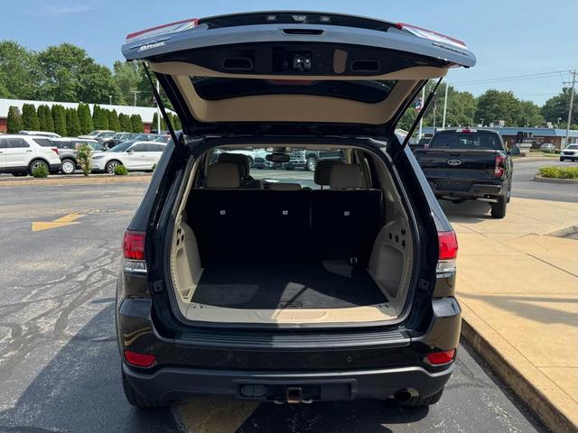 Photo of 2022 Diamond Black Crystal Pearlcoat Jeep Grand Cherokee