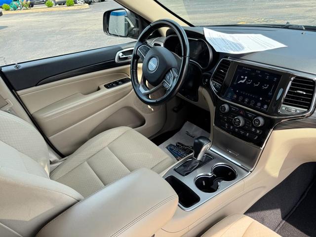 Photo of 2022 Diamond Black Crystal Pearlcoat Jeep Grand Cherokee