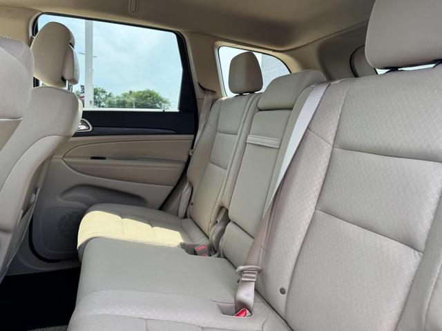 Photo of 2022 Diamond Black Crystal Pearlcoat Jeep Grand Cherokee