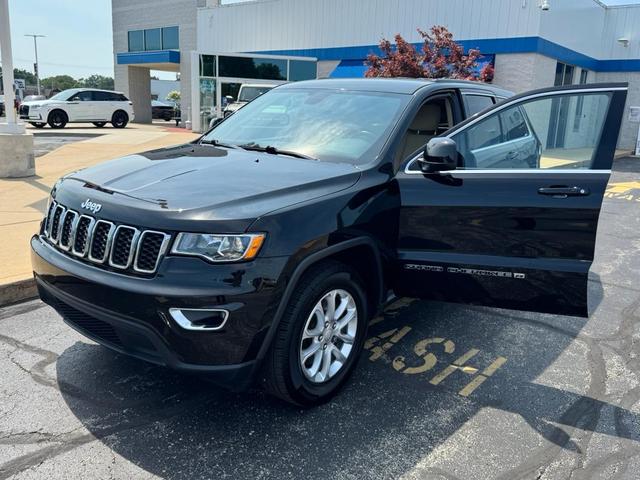 Photo of 2022 Diamond Black Crystal Pearlcoat Jeep Grand Cherokee