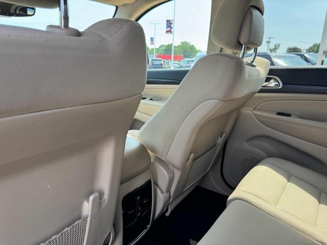 Photo of 2022 Diamond Black Crystal Pearlcoat Jeep Grand Cherokee