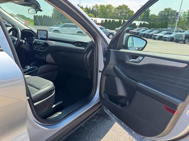 Photo of 2022 Iced Blue Silver Metallic Ford Escape