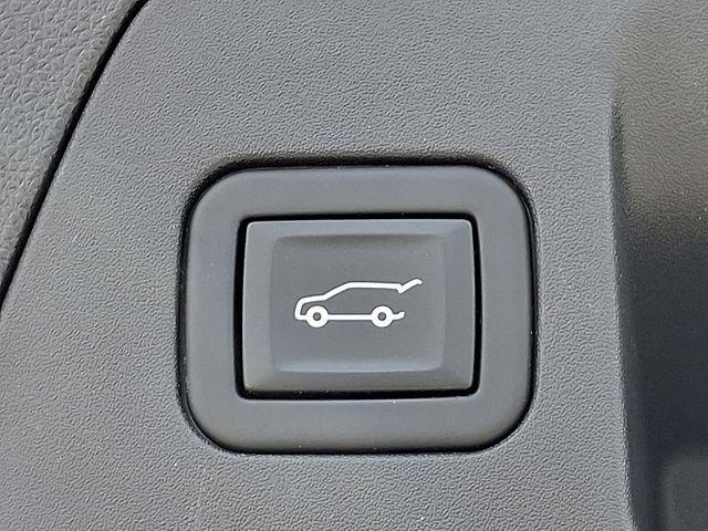 Photo of 2023 Summit White Buick Envision
