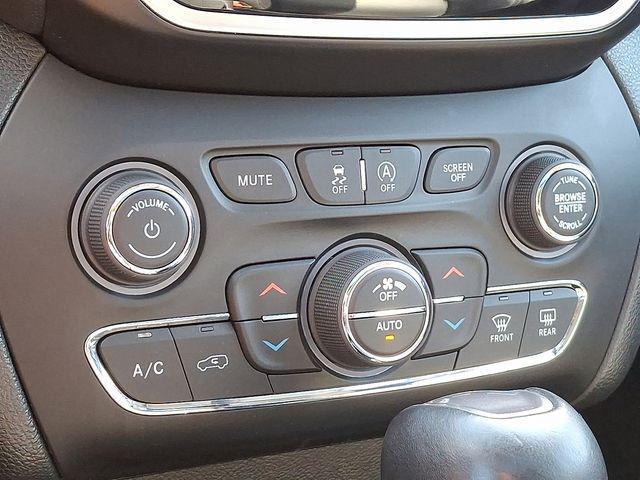 Photo of 2019 Bright White Clearcoat Jeep Cherokee